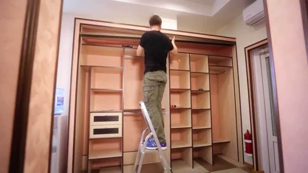 Процесс перекраски шкафа купе